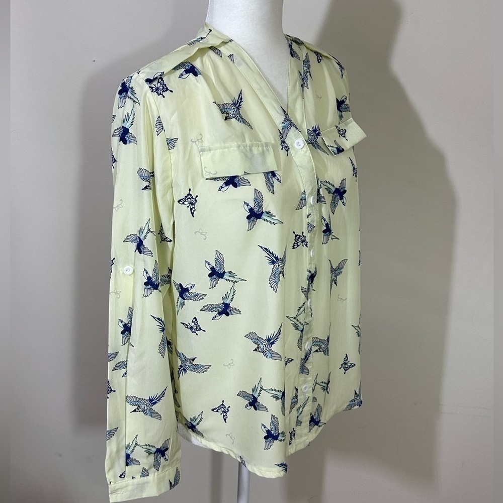 Blue bird sz XXL top fits like a large in a buttery yellow with blue birds silky